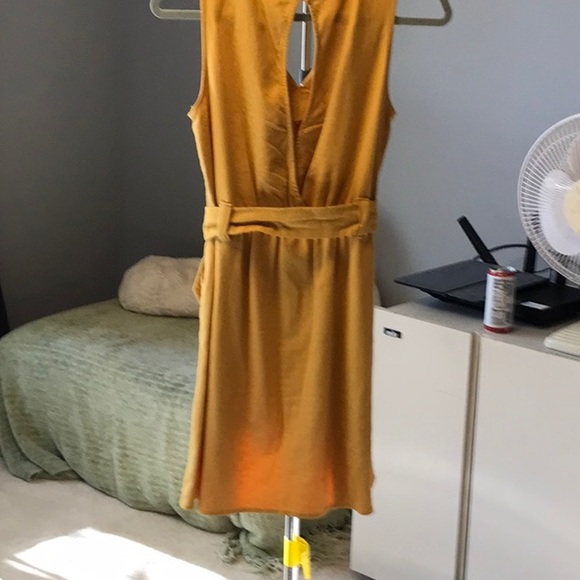 Sleeveless, v-neck dress with open back - Picture 2 of 3